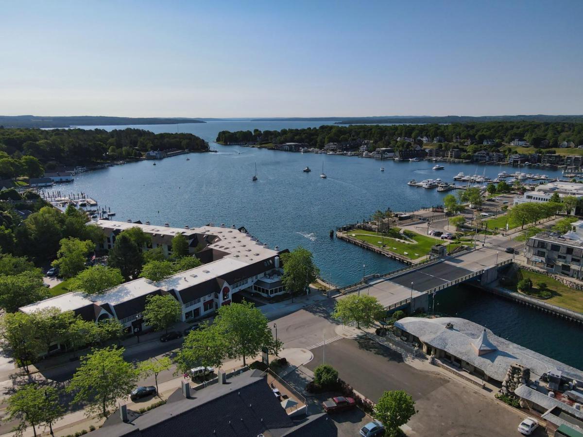 228 Edgewater Inn Charlevoix Extérieur photo